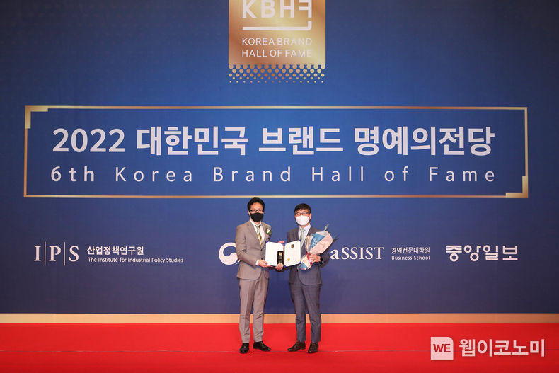 S-OIL 영업전략부문장 이기봉 상무(우측), ‘2022 대한민국 브랜드 명예의 전당’ 심사위원장 정재학 교수 2022.01.28 (출처: S-OIL)