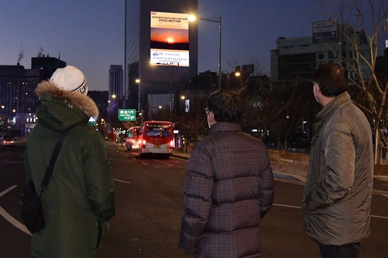 시민들이 광화문 인근 대형 전광판에 송출된 SK이노베이션 일출 생중계 화면을 통해 임인년 첫 해돋이를 감상하고 있다. 2022.01.01 (출처:SK)