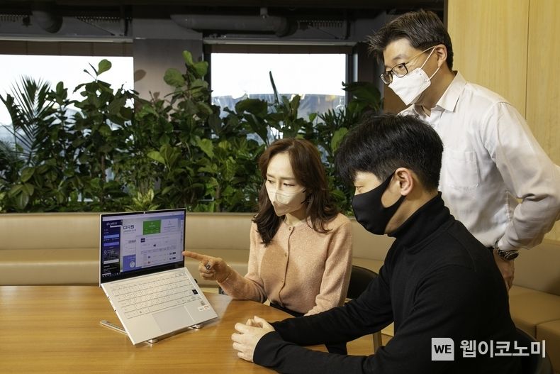 SK에너지 구성원들이 환경부 탄소감축 관련 사이트(상쇄등록부시스템)에서 SK에너지의 중온 아스콘 관련 외부사업 방법론을 확인하고 있다. 2022.02.04 (출처: SK에너지)