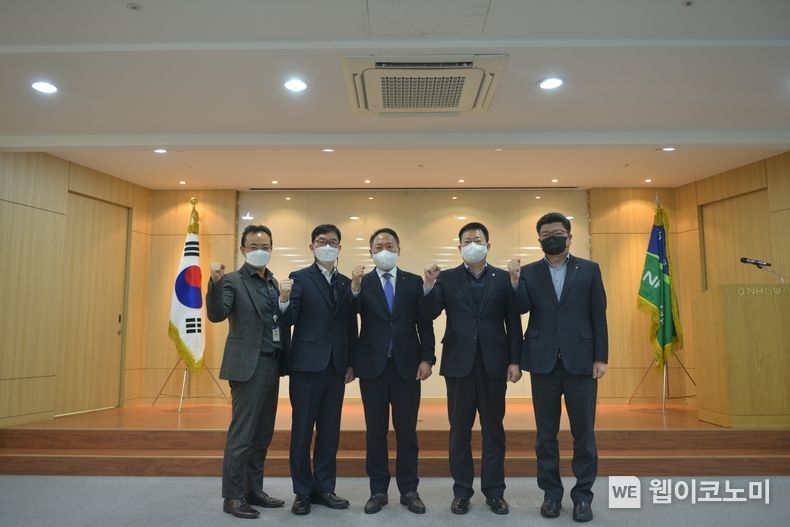 (사진)NH농협캐피탈은 7일, 비대면 영상 취임식을 개최했다. NH농협캐피탈 박태선 대표이사(왼쪽에서 세 번째)와 은길수 부사장(왼쪽에서 두 번째) 및 조두식 부사장(왼쪽에서 네 번째)이 비대면 영상 취임사 진행 후 직원들과 기념촬영을 하고 있다. 2022.02.07 (출처: NH농협캐피탈)