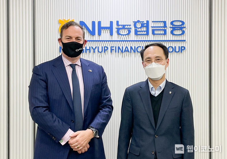 NH농협은행 김용기 글로벌 사업부문장(오른쪽)과 호주 NSW 투자청 북아시아 수석 무역 및 투자위원 마이클 뉴먼이 시드니지점 개설을 위한 상호발전방안에 대한 논의를 갖고 기념촬영을 했다. 2022.02.08 (출처: NH농협은행)
