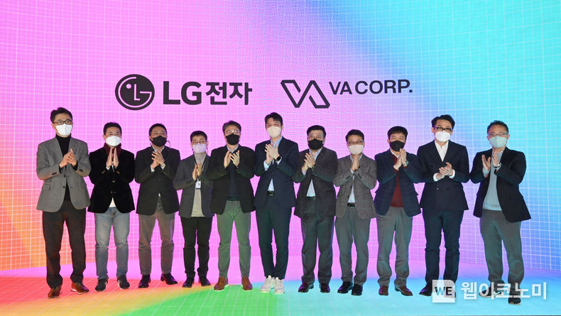 LG전자가 메타버스 플랫폼 업체 브이에이코퍼레이션과 손잡고 버추얼 프로덕션(가상 배경을 활용한 촬영기법) 수요에 대응하는 LED 사이니지를 개발한다. 양사 관계자들이 8일 경기도 하남시에 위치한 브이에이스튜디오 하남(VA STUDIO HANAM) 내 LED 월로 조성된 가상 스튜디오에서 기념촬영을 하고 있다. 왼쪽 다섯번째부터 LG전자 ID사업부장 백기문 전무, VA코퍼레이션 김동언 대표 2022.02.08 (출처: LG전자) 