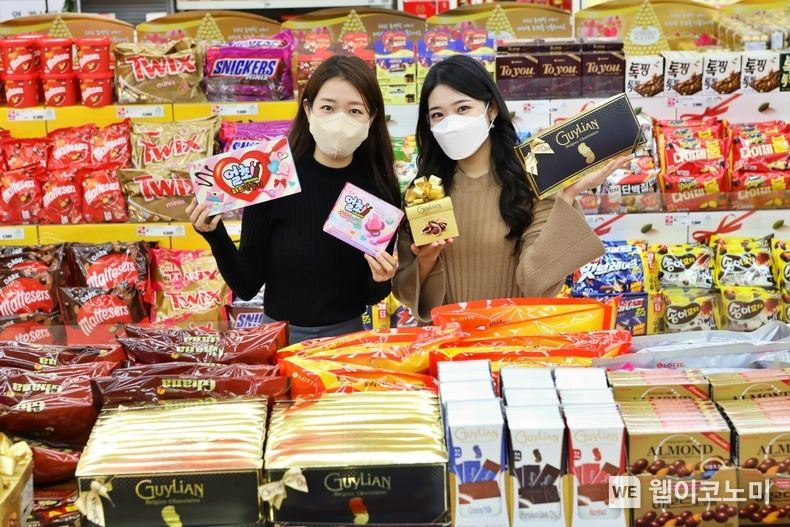  2월 8일, 서울 중구 봉래동에 위치한 서울역점에서 모델들이 '밸런타인 데이'를 홍보하는 모습 2022.02.08 (출처: 롯데마트)