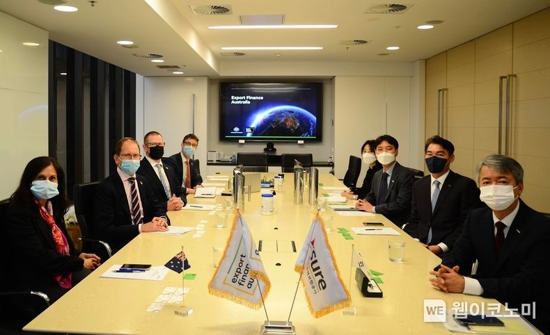  이인호(오른쪽 아래) 한국무역보험공사 사장이 8일(현지시간) 호주 시드니EFA 본사에서 Swati Dave(스와티 데이브, 왼쪽 아래) EFA(호주 수출신용기관) CEO와 업무협약 체결전 기념촬영하고 있다. 2022.02.08 (출처: 한국무역보험공사)