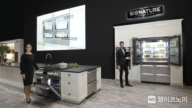 LG전자가 美 최대 주방·욕실 전시회인 ‘KBIS(The Kitchen & Bath Industry Show) 2022’에서 주방 공간의 가치를 높이는 超프리미엄 빌트인 ‘시그니처 키친 스위트’를 앞세워 차별화된 고객경험을 선사하는 빌트인 가전을 선보인다. 모델이 超프리미엄 빌트인 ‘시그니처 키친 스위트’를 소개하고 있다. 2022.02.09 (출처: LG전자)