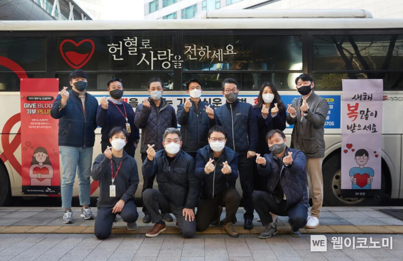 SK하이닉스 임원진과 구성원이 지난 8일 분당 캠퍼스에서 진행된 ‘생명나눔 온(溫)택트’ 헌혈 캠페인에 참여하고 있다. 2022.02.09 (출처: SK하이닉스)