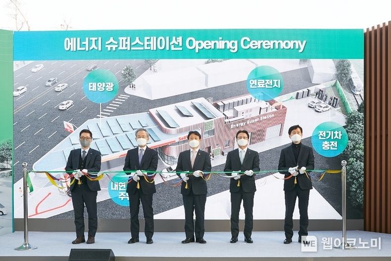 9일, SK에너지 박미주유소에서 개최된 '에너지 슈퍼스테이션' 개소식에 (왼쪽부터) 수소융합얼라이언스 김성복 단장, 대한석유협회 정동채 회장, 산업부 박기영 제2차관, SK에너지 오종훈 P&M CIC 대표, 서울시 유연식 기후환경본부장이 참석했다. 2022.02.09 (출처: SK에너지)