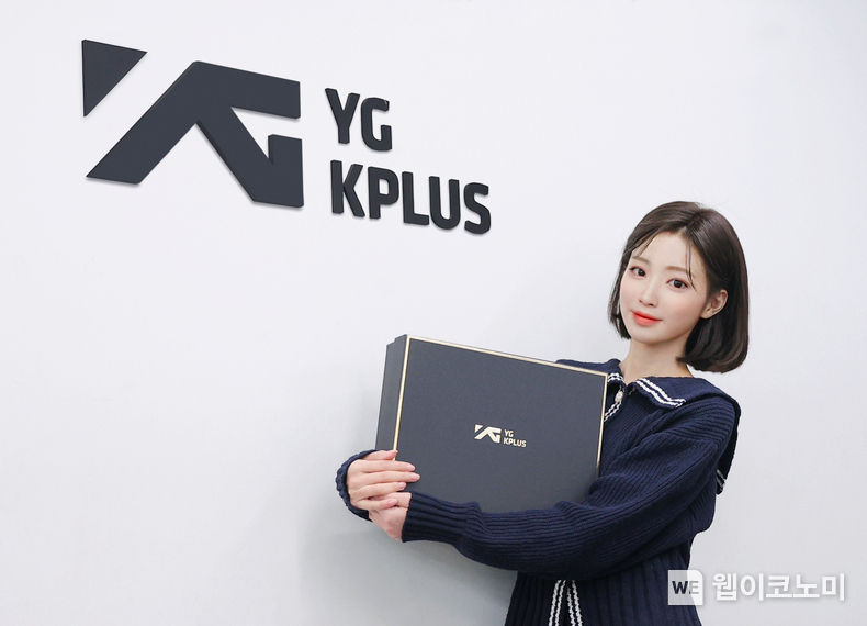버추얼 아티스트 한유아가 YG 케이플러스와 계약을 체결 하고 사진을 찍기 위해 포즈를 취하고 있다. 2022.02.14 (출처: 스마일게이트)
