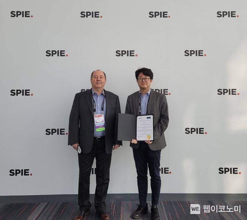 POSTECH 김철홍·김형함 교수팀, 2022 국제광공학회 학술대회서 최우수 논문상 수상 2022.02.14 (출처: POSTECH)