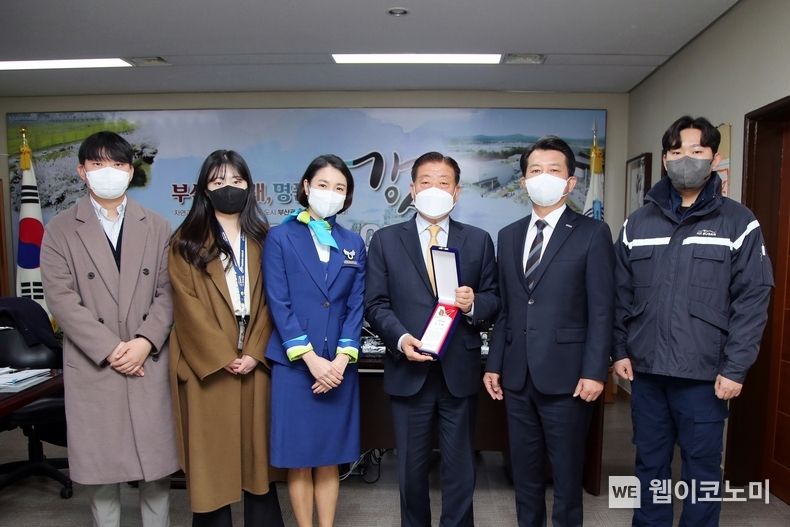 16일 오전 부산시 강서구청에서 에어부산 안병석 대표(우측에서 두번째)와 임직원들이 노기태 강서구청장(우측에서 세번째)에게 감사패 전달 후 기념촬영을 하고 있다. 2022.02.16 (출처: 에어부산)