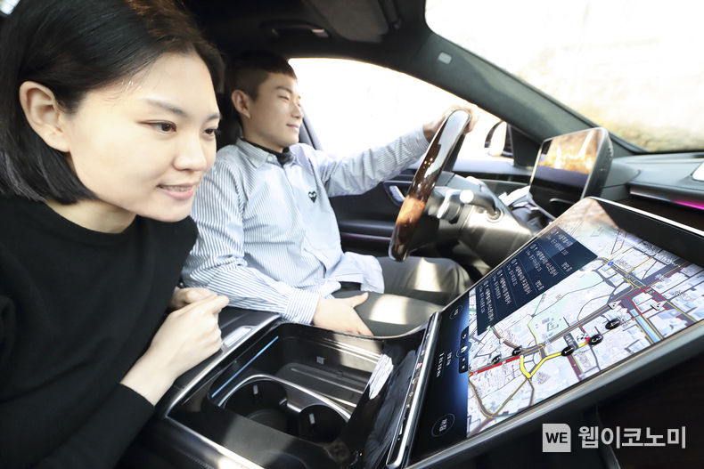  KT 모델이 메르세데스-벤츠 S-Class 차량에서 AI 음성인식 서비스를 활용하는 모습 2022.02.17 (출처: KT)