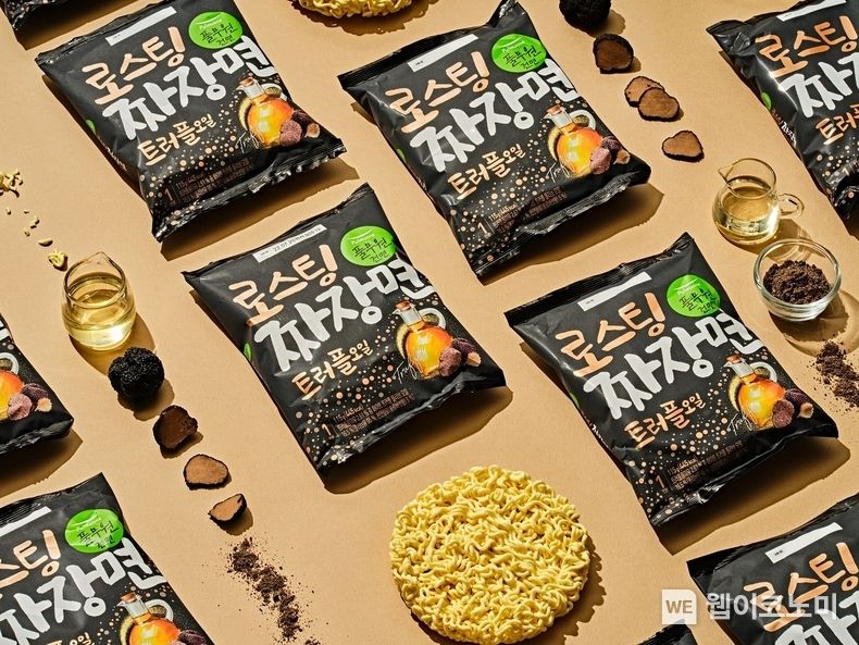 화이트 트러플 오일의 고급스러운 맛과 부드러움을 담아낸 ‘로스팅 짜장면’의 프리미엄 신제품 ‘로스팅 짜장면 트러플오일’ 2022.02.18 (출처: 풀무원식품)