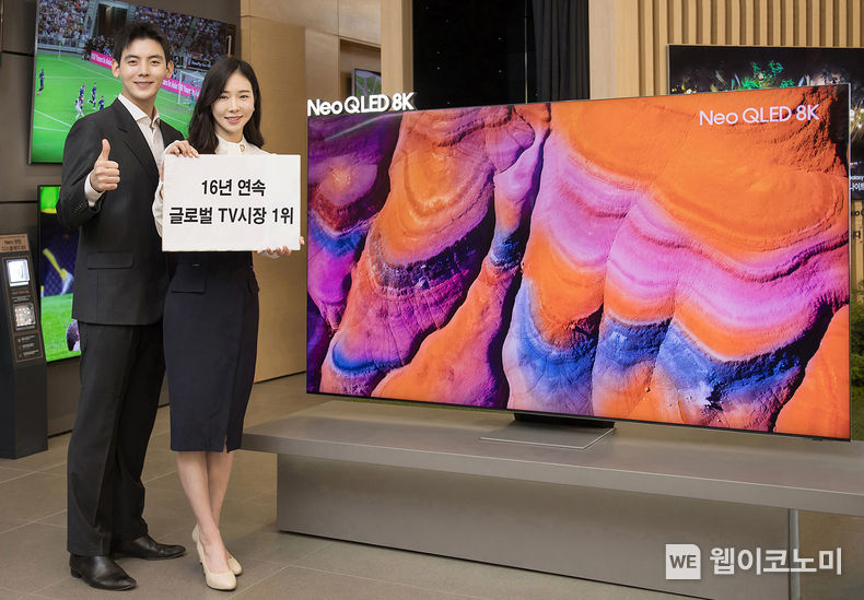삼성전자 모델이 서울 논현동에 위치한 삼성디지털프라자 강남본점에서 삼성 TV의 16년 연속 글로벌 시장 1위 달성과 그 주역인 Neo QLED 제품을 소개하고 있다. 2022.02.20 (출처: 삼성전자)