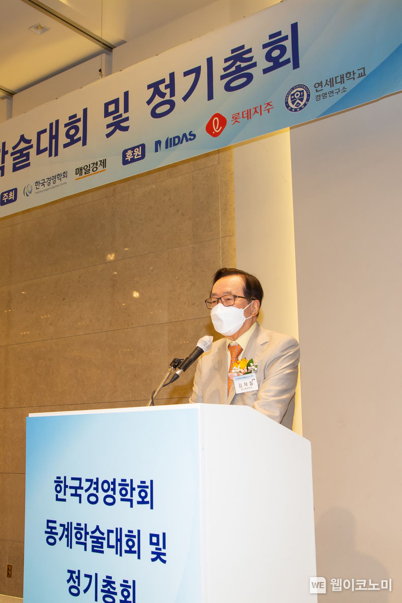 김재철 동원그룹 명예회장이 22일 열린 '대한민국 기업가 명예의 전당' 헌액식에서 답례사를 하고 있다. 2022.02.22 (출처= 동원그룹)