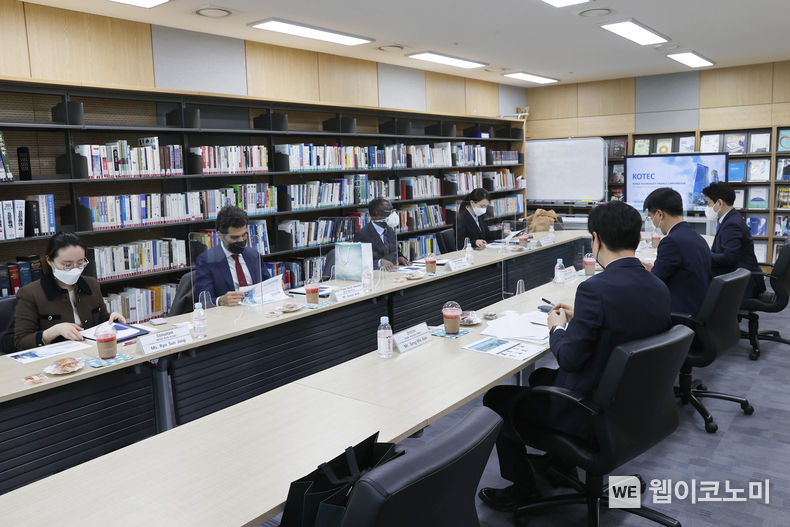 금융지원제도 상호협력방안을 논의하고 있는 세계은행 서울금융혁신센터 방문단과 기보 직원 2022.02.22. (출처: 기술보증기금)