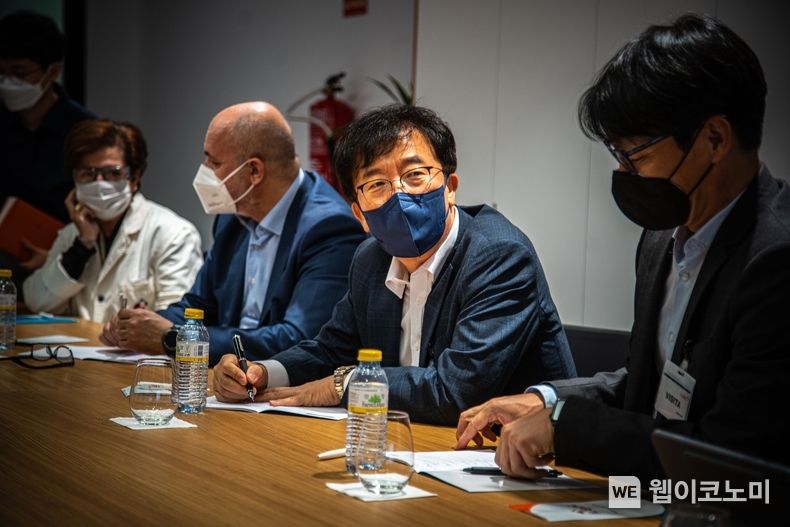 지난해 11월, 현장 경영차 스페인 ILBOC을 방문한 차규탁 사장(가운데)이 현황 브리핑을 받고 있다. (출처: SK이노베이션)