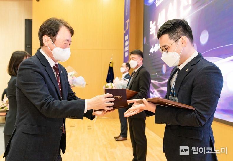 권준학 은행장(왼쪽)이 NH BANK 마스터스상 수상자들에게 축하 꽃다발과 상을 수여했다. 2022.02.21. (출처: 농협은행)
