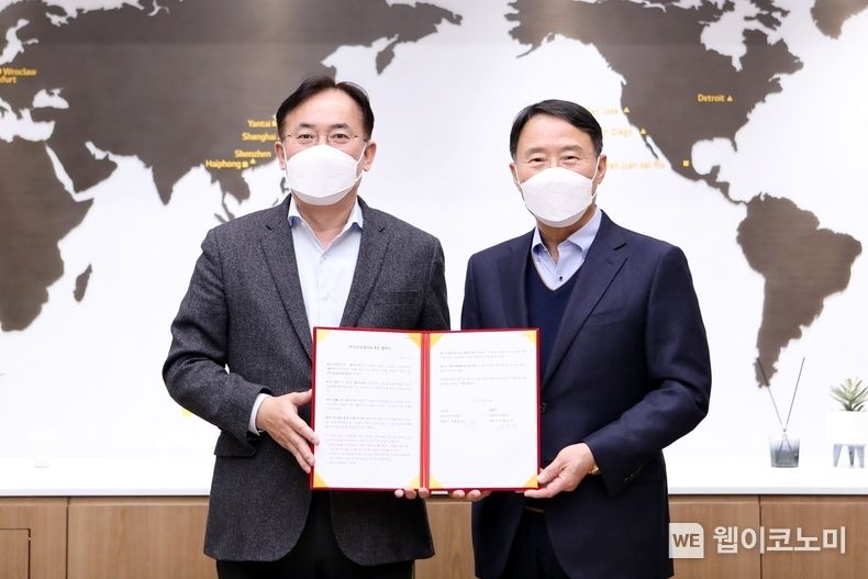 LG이노텍이 24일 온라인으로 협력사와의 공정거래 및 상생을 위한 ‘2022 동반성장 상생데이’를 개최했다. 정철동 LG이노텍 사장(왼쪽), ㈜티케이씨 박용순 대표(오른쪽) 2022.02.24 (출처: LG이노텍)