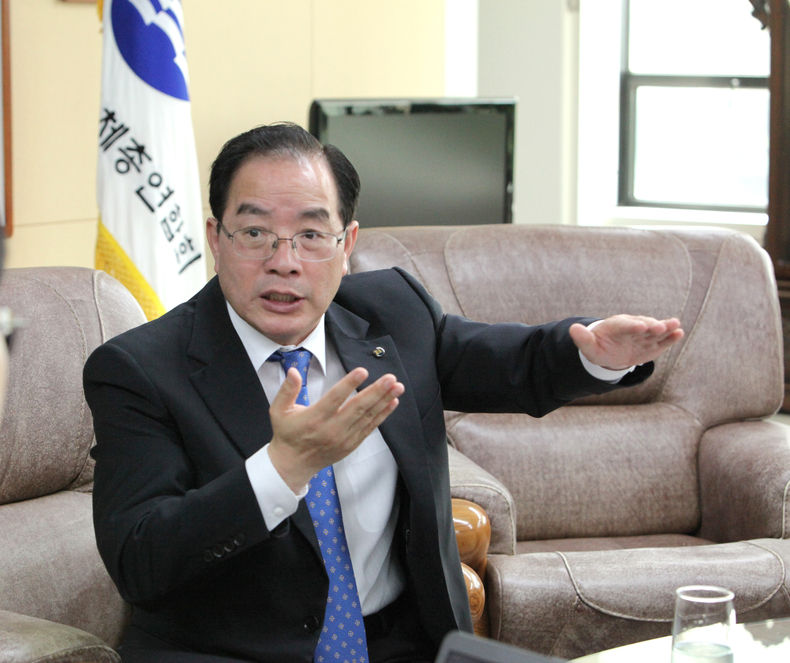 한국교총 하윤수 회장(전 부산교대 총장)이 최근교총 사무실에서 웹이코노미 취재진과 인터뷰하고 있다. (출처:한국교총)