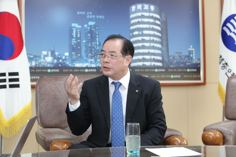 한국교총 하윤수 회장(전 부산교대 총장)이 최근교총 사무실에서 웹이코노미 취재진과 인터뷰하고 있다. (출처:한국교총)