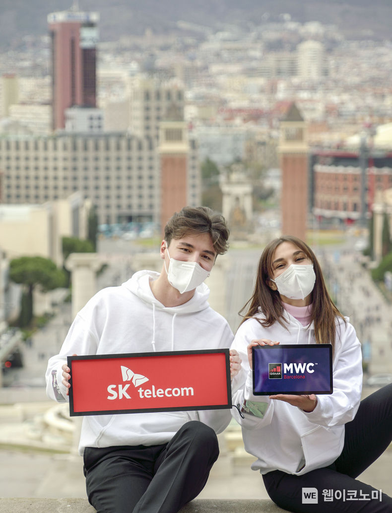 SKT 모델들이 바르셀로나 시내를 배경으로 MWC22 개막을 알리고 있다. 2022.02.27 (출처: SKT)