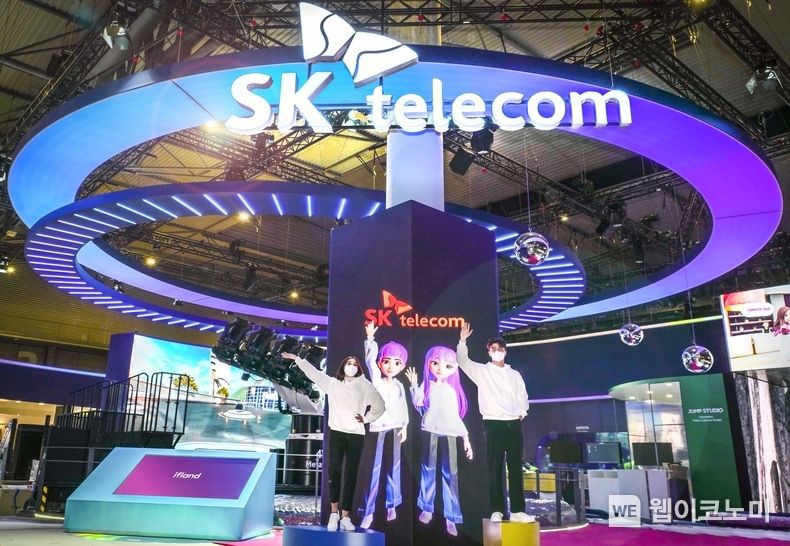  SKT 전시관에서 현지 모델들이 메타버스 서비스 '이프랜드(ifland)'를 소개하고 있는 모습 2022.02.27 (출처: SKT)