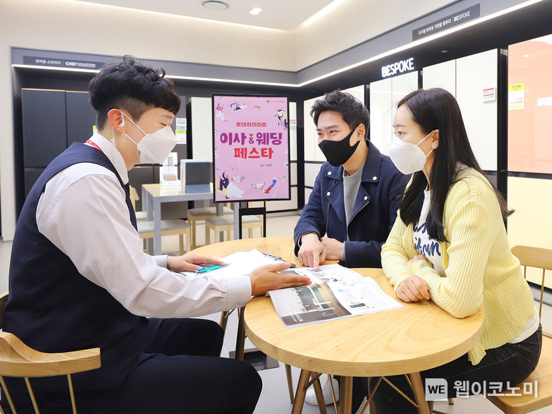 롯데하이마트가 3월 한 달간 ‘이사·웨딩 페스타’를 열고 이사·혼수를 준비하는 소비자를 위해 다양한 온·오프라인 할인 행사와 이벤트를 진행한다. 국민가전, IT가전 페스타, 청정가전 페스타 등 다양한 기획전도 함께 선보인다. 롯데하이마트 대치점에서 모델들이 ‘이사·웨딩 페스타’를 소개하고 있다. 2022.03.02(출처: 롯데하이마트)