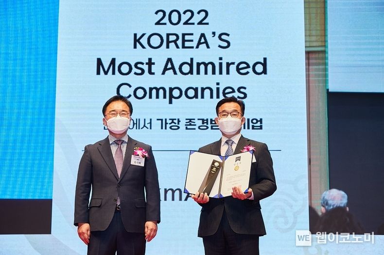 2일 한국능률협회컨설팅 주관으로 서울 신라호텔에서 열린 ‘2022년 제19차 한국에서 가장 존경받는 기업’ 시상식에서 ㈜풀무원 이상부 전략경영원장(사진 오른쪽)이 ‘한국에서 가장 존경받는 기업’ 올스타(All Star) 30대 기업 인증패와 인증서를 수여 받은 후 한국능률협회컨설팅 한수희 대표이사(사진 왼쪽)와 기념 사진을 찍고 있다.