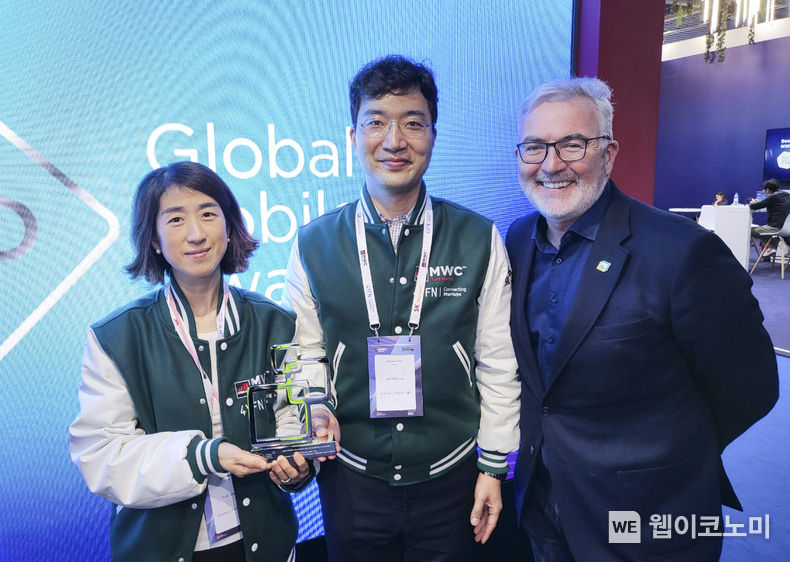 SKT 김춘수 팀장(사진 가운데)과 투아트 조수원 대표(사진 왼쪽), GLOMO 어워드 심사위원장 숀 콜린스(CCS인사이트 CEO)가 ‘설리번플러스 x NUGU’의 GLOMO 수상을 함께 기념하고 있다. 2022.03.03 (출처:SK텔레콤)