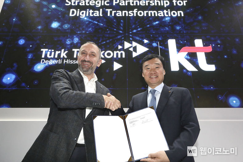 KT 그룹Transformation부문장 윤경림 사장(오른쪽)과 투르크텔레콤 CEO 오밋 오랄(Ümit Önal, 왼쪽)이 양해각서를 체결 중인 모습 2022.03.03 (출처: KT)