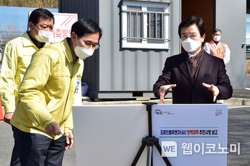 조규일 진주시장이 고병원성 조류인플루엔자(AI) 방역통제초소를 방문해 추진사항을 점검하고 있다. (사진=진주시)