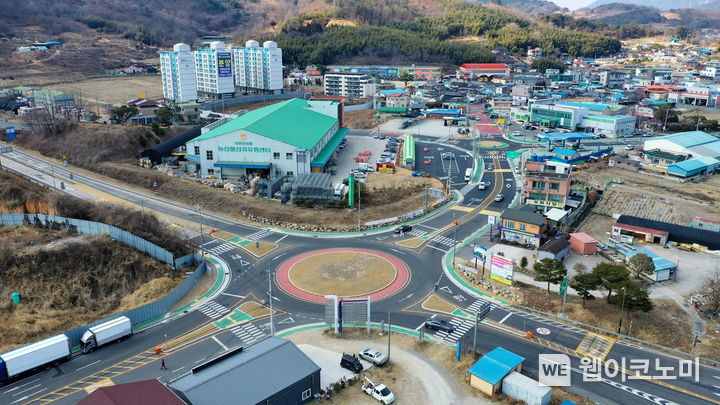 공사가 완료된 회전교차로.(사진=산청군)