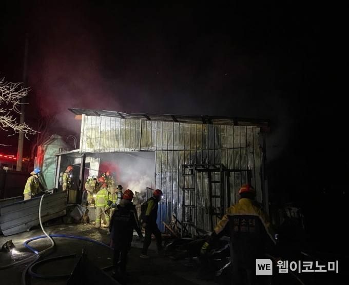 7일 경남 고성군 한 돈사에서 불이 난 가운데 소방당국이 긴급 출동해 화재를 진압하고 있다. (사진=고성소방서)