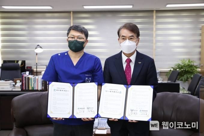 박종훈 교육감과 박윤규 원장이 업무협약을 체결하고 있다.(사진=경남도교육청)