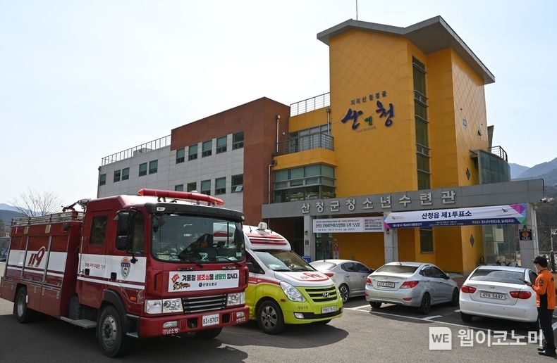 산청청소년수련관 제1투표소 특별경계근무 장면.(사진=경남소방본부)