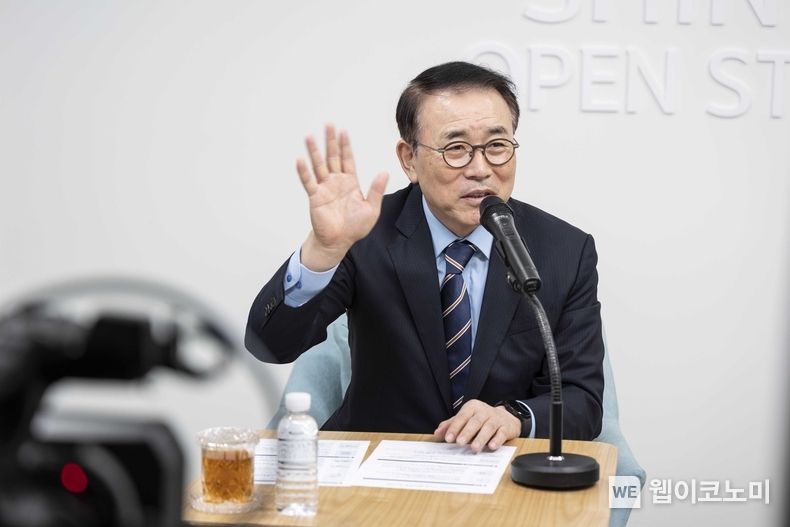 신한금융그룹(회장 조용병)은 8일 그룹의 여성리더 육성 프로그램인 ‘신한 쉬어로즈(Shinhan SHeroes)’ 5기 34명을 선발하고 본격적인 육성을 위한 출범식을 진행했다. 이날 행사에 화상으로 참석한 신한금융그룹 조용병 회장이 축하 인사를 하고 있다. 2022.03.09 (출처 = 신한)