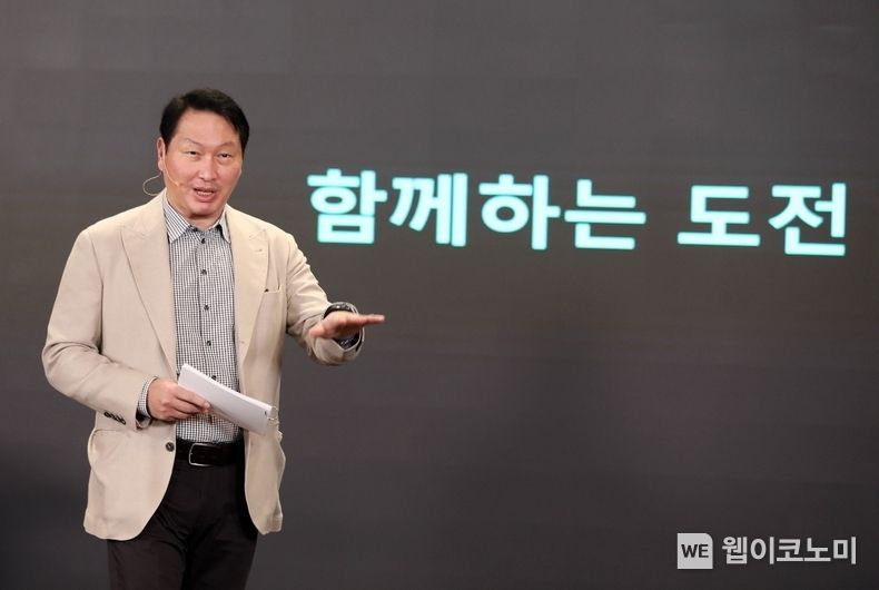  최태원 SK회장이 11일 서울 을지로SK텔레콤 본사 수펙스홀에서 SK텔레콤 AI관련 구성원들과 AI 사업을 중심으로 한 회사의 비전과 개선 과제 등에 대해 자유롭게 토론했다. 2022.03.11 (출처: SK)