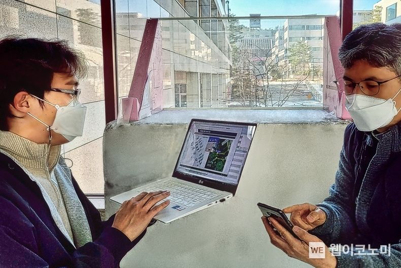 LG유플러스는 6G 이동통신의 핵심 안테나 기술인 ‘재구성가능한 지능형 표면(RIS, Reconfigurable Intelligent Surface)’ 기술 검증을 진행한다고 15일 밝혔다. 사진은 LG유플러스 직원들이 RIS가 장착된 유리창 앞에서 통신품질을 점검하고 있는 모습 2022.03.15 (출처: LG유플러스)