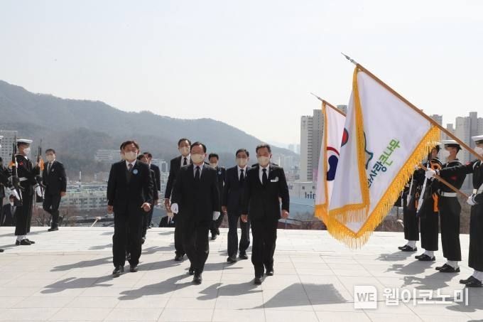 김부겸 국무총리가 국립 3․15민주묘지를 참배하고 있다.(사진=경남도)