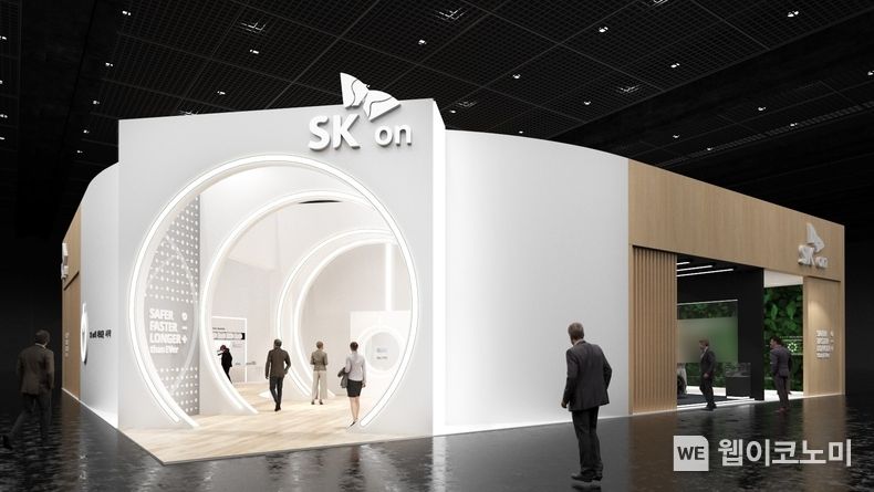 : SK온이 오는 17일부터 사흘간 서울 삼성동 코엑스에서 열리는 국내 최대 배터리 전시회 ‘인터배터리 2022’에 참가해 지난해 10월 창사후 처음으로 일반을 대상으로 혁신제품과 미래비전을 선보인다. 사진은 SK온 인터배터리 전시부스 이미지 2022.03.16 (출처: SK온)