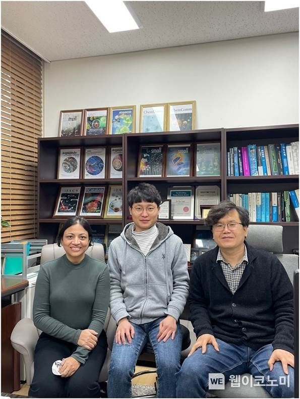  (우측부터) POSTECH 화학과 이인수 교수, 박사과정 최정훈 씨, 니티 쿠마리(Nitee Kumari) 연구교수 2022.03.16 (출처: POSTECH)
