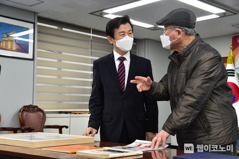리영달(오른쪽) 진주역사관 건립추진위원장이 조규일 진주시장에게 고(故) 이성자화백 판화작품 4건을 기증하고 있다. (사진=진주시)
