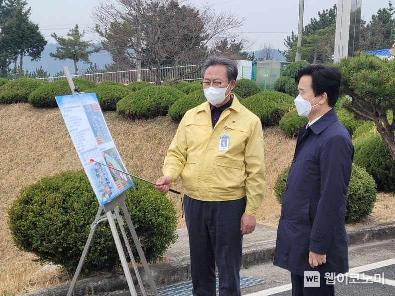 조규일 시장이 정수장에 대한 현장점검을 실시하고 있다.(사진=진주시)