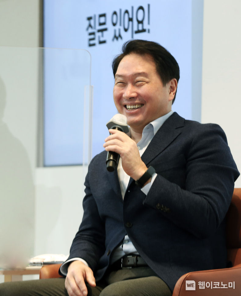  최태원 SK그룹 회장이 18일 SK이노베이션 울산CLX 수펙스홀에서 구성원들과 행복 토크를 하고 있다. 2022.03.20 (출처: SK)