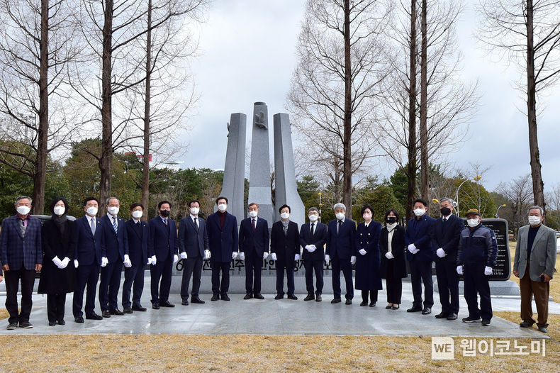 지난 19일 초전공원에서 '6.25전쟁 진주 민간인희생자 추모비' 제막식이 열리고 있다.(사진=진주시)