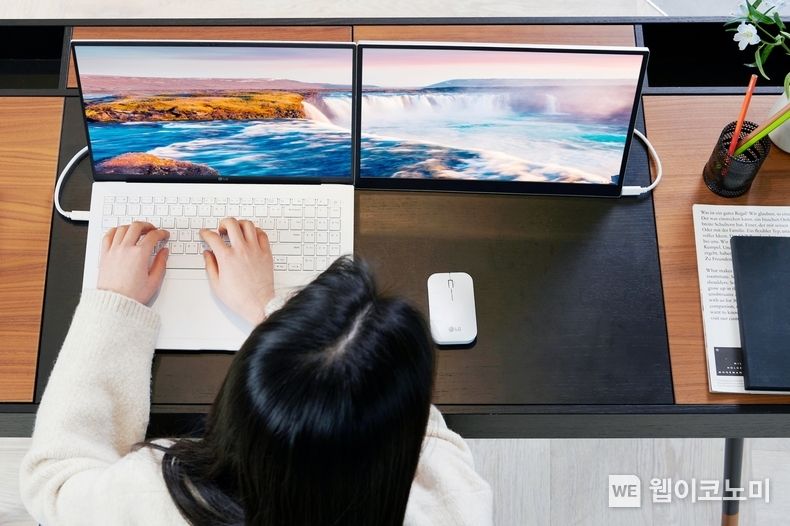 LG전자가 LG 그램 노트북 가운데 처음으로 고성능 외장 그래픽카드와 인텔 12세대 프로세서를 탑재한 신제품을 출시한다. LG 그램 신제품은 16:10 화면비의 고해상도 IPS 디스플레이에 빛 반사를 방지하는 안티글레어를 적용했다. 모델이 LG 그램 신제품을 소개하고 있다. 2022.03.21 (출처: LG전자)