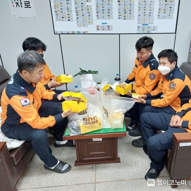 bhc치킨 산불 진화 소방대원 치킨 전달 이미지 2022.03.21 (출처: bhc)