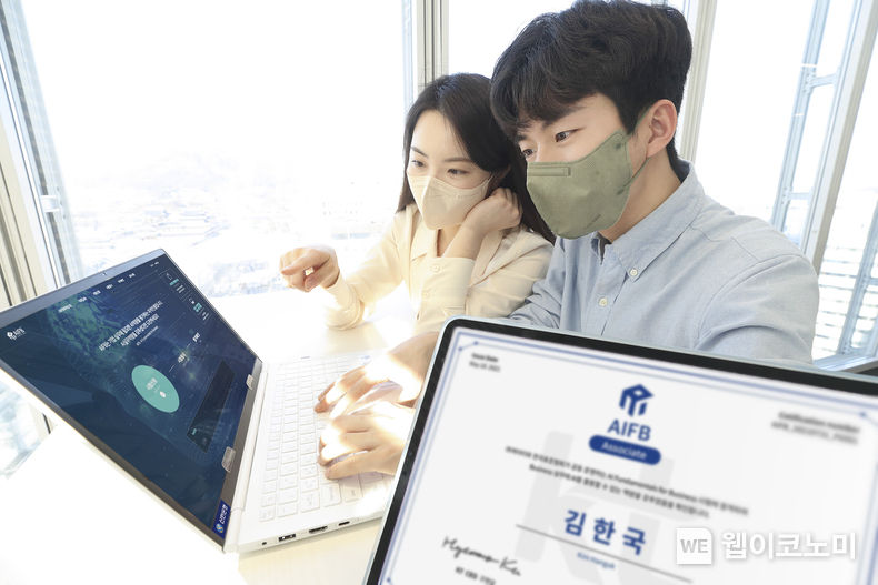 KT와 신한은행이 AI 인재양성을 위해 협력하며, 그 일환으로 AIFB를 신한은행 디지털자격증 취득 과정에 도입해 600명의 신한은행 임직원을 대상으로 시험을 시행한다. 양사는 금융 산업에 특화된 AIFB 시험 문항 개발과 AI 교육 콘텐츠 운영에도 협업한다. 사진은 KT 직원들이 AIFB를 소개하고 있는 모습 2022.03.22 (출처: KT)