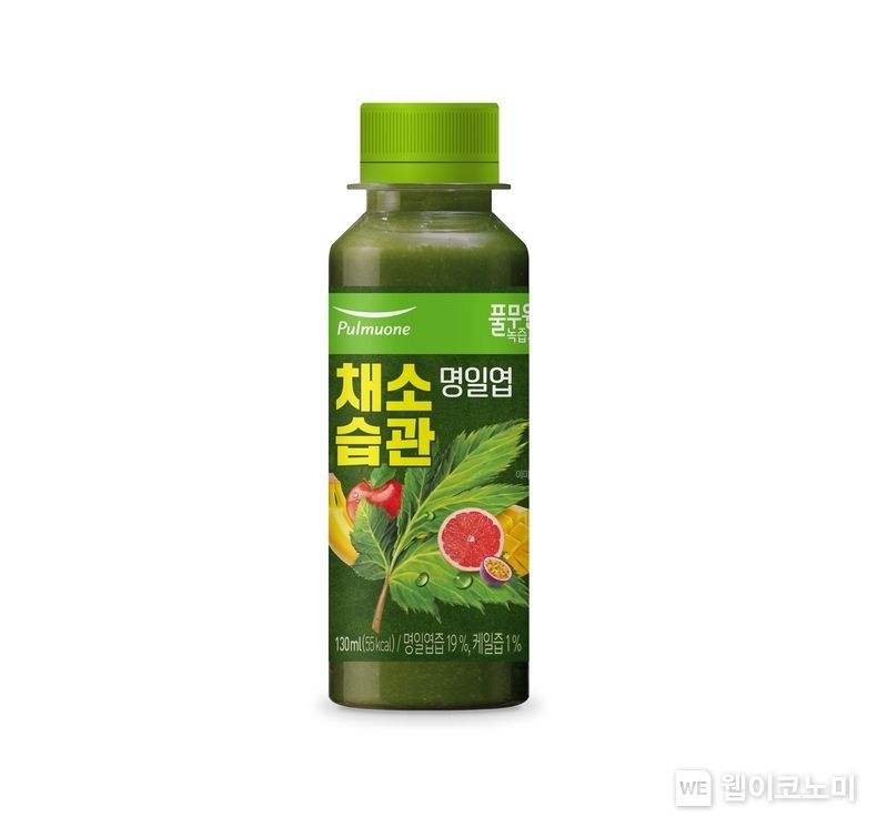 유기농 명일엽을 비롯해 5가지 다채로운 과일을 넣어 누구나 부담 없이 맛있고 건강하게 즐길 수 있는 간편 녹즙 ‘채소습관 명일엽’ 2022.03.22 (출처: 풀무원)