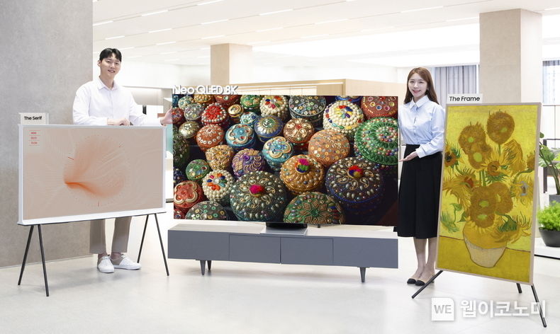 삼성전자 모델이 서울 대치동에 위치한 삼성 디지털프라자 대치본점에서 2022년형 더 세리프(The Serif), Neo QLED 8K, 더 프레임(The Frame)을 소개하는 모습 2022.03.22 (출처: 삼성전자)
